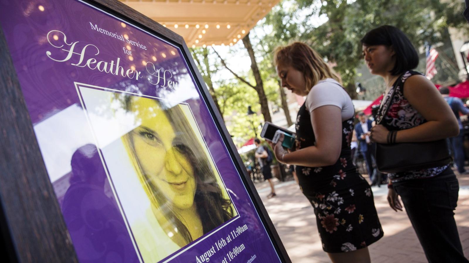 A halálra gázolt fiatal nő, Heather Heyer emléke előtt tisztelegnek Charlottesville-ben - Fotó: Samuel Corum / AFP