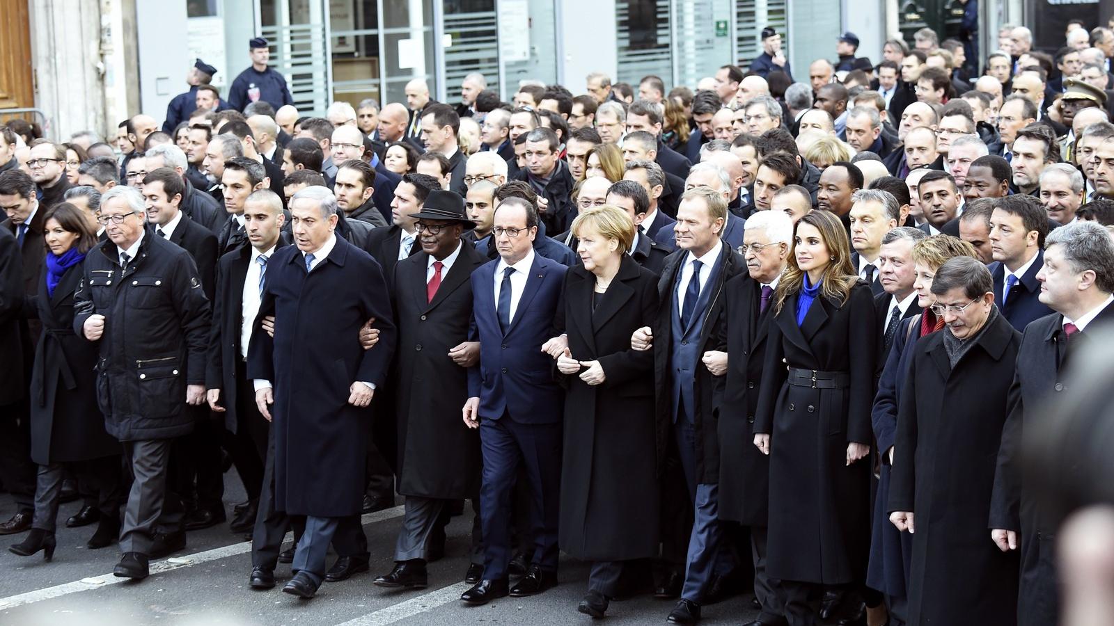 SZOLIDARITÁSI TÜNTETÉS - Orbán Viktor ugyan a harmadik sorban kapott helyet, de előre furakodott a másodikba Merkel kancellár
kö