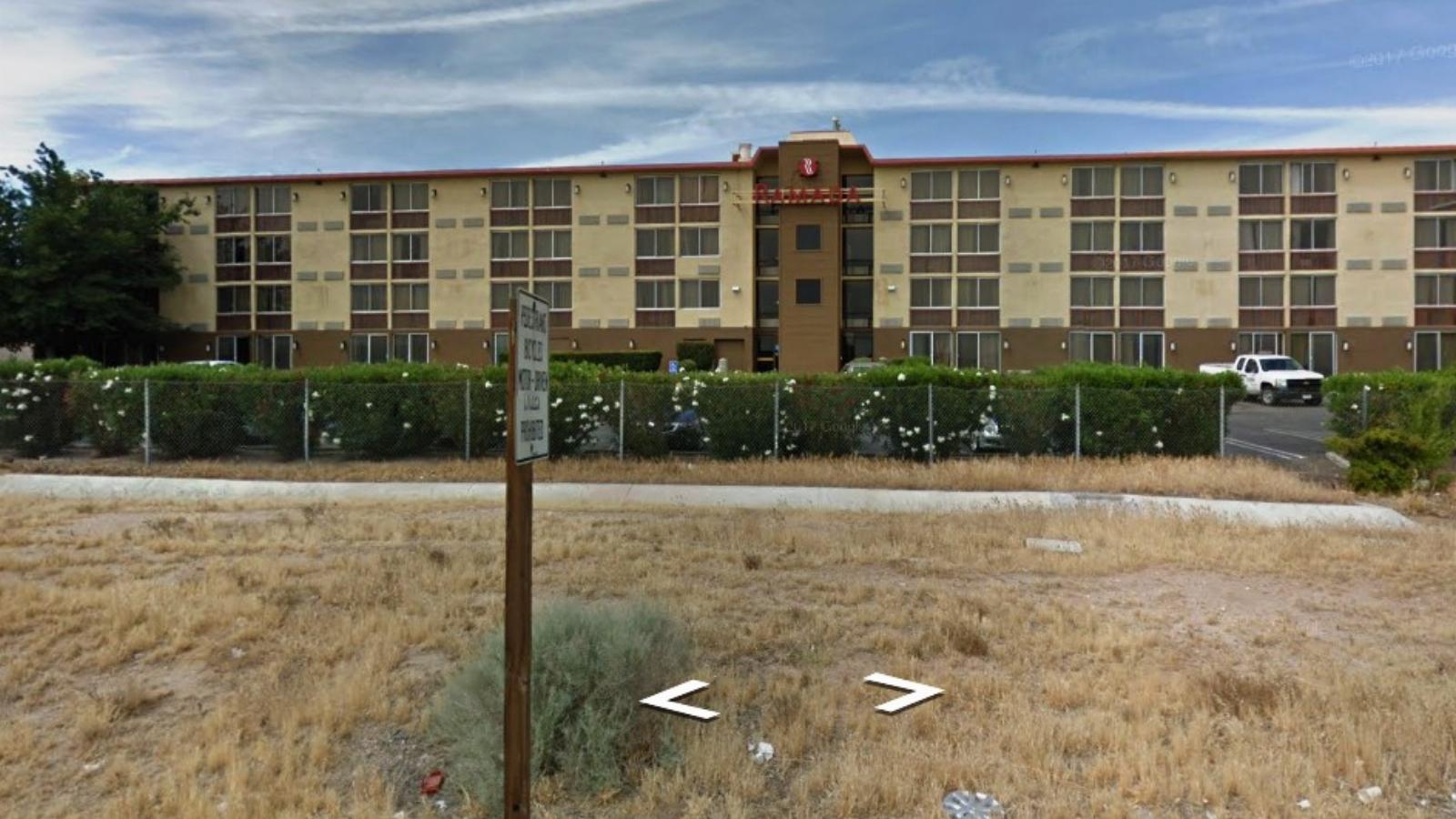 A Ramada Inn szálló, ahol a lövöldözés történt Forrás: Google View