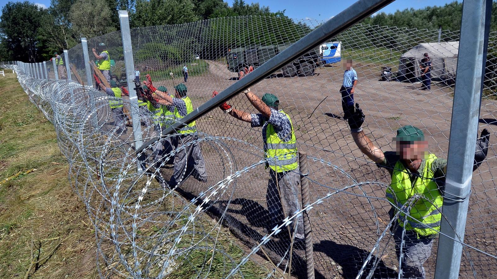 Egy biztos: a Fidesz-közeli cégek jártak a kerítésépítéssel, az adófizetők viszont rosszul. FOTÓ: AFP, Csaba Segesvári