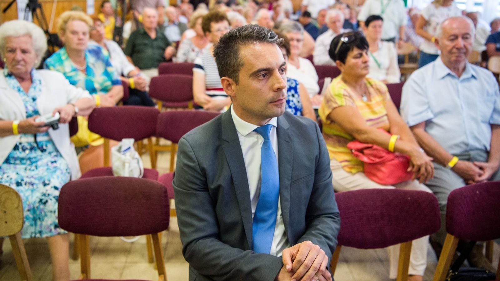 Vona Gábor, a Jobbik elnöke a Nyugdíjasok Országos Szövetségének Ki mit ígér a nyugdíjasoknak? címmel megrendezett pártelnöki fó