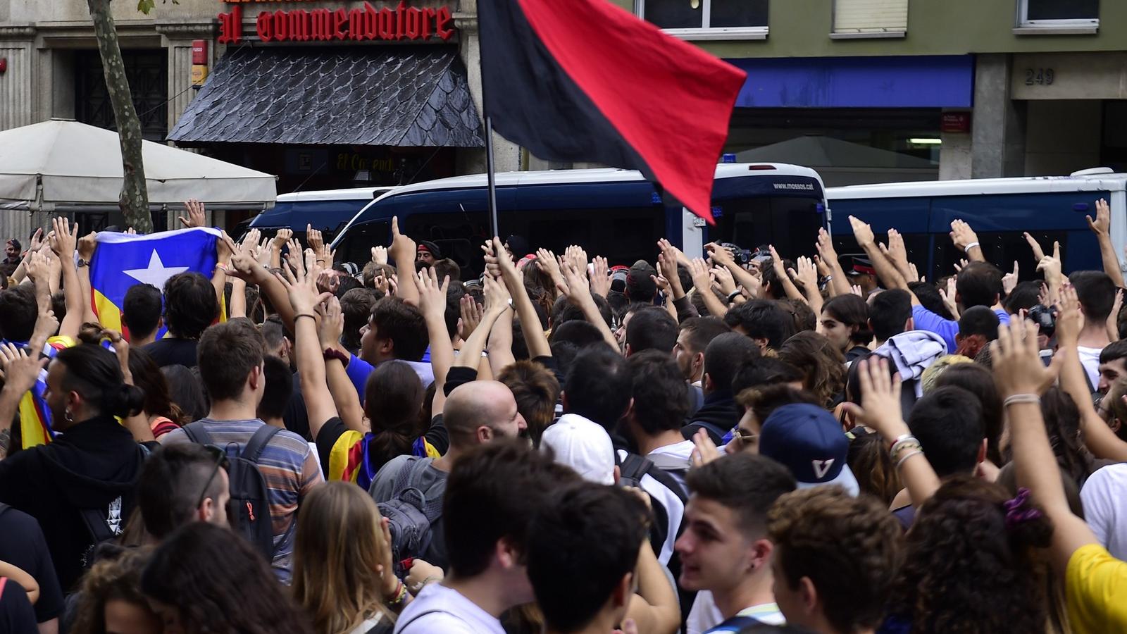 Tiltakozók Barcelonában. FOTÓ: PIERRE-PHILIPPE MARCOU / AFP