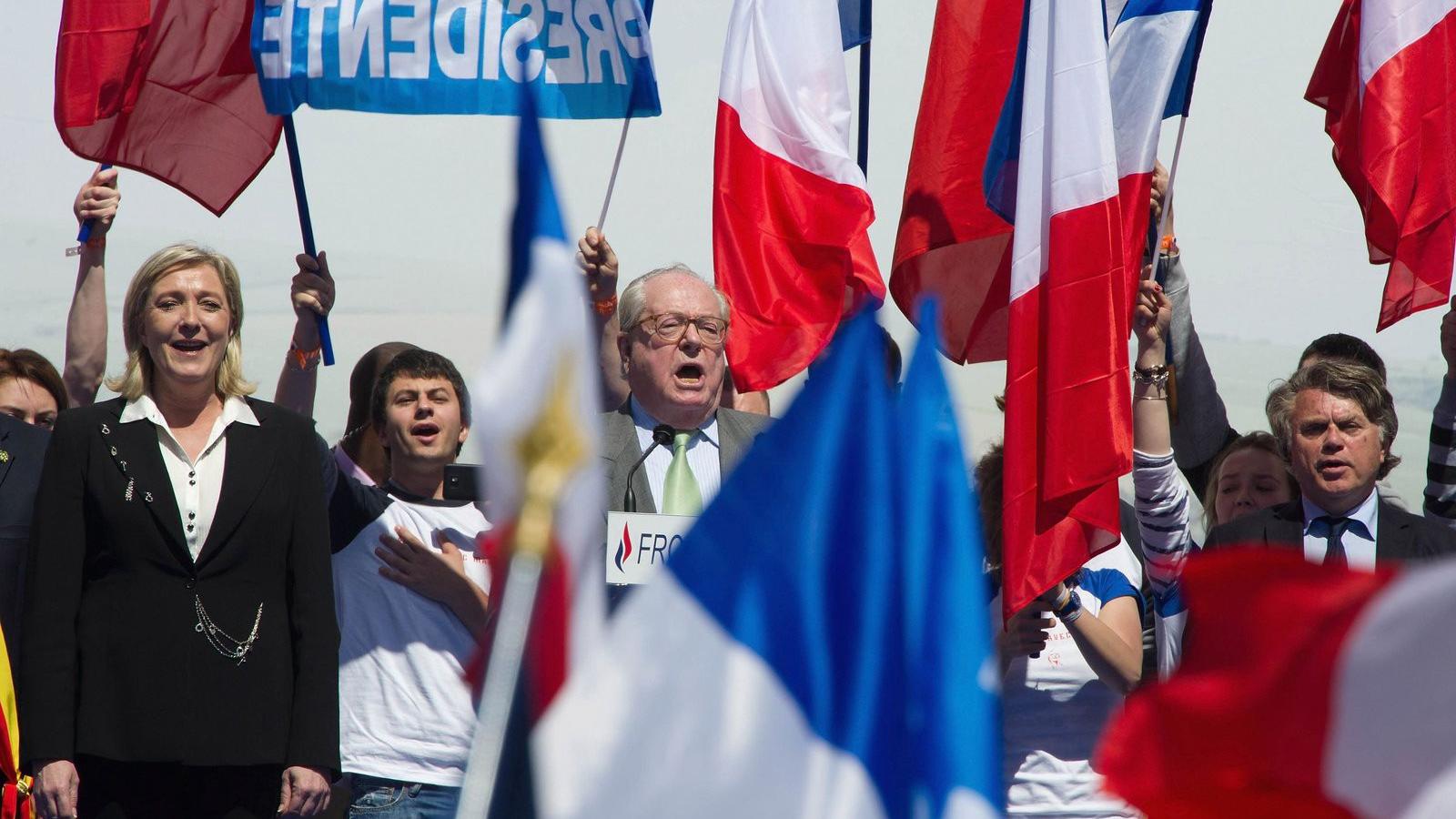 Jean-Marie Le Pen és leánya egy tömeggyűlésen. Marine szalonképesebb pártot szeretne FOTÓ: EUROPRESS/GETTY IMAGES/PASCAL LE SEGR