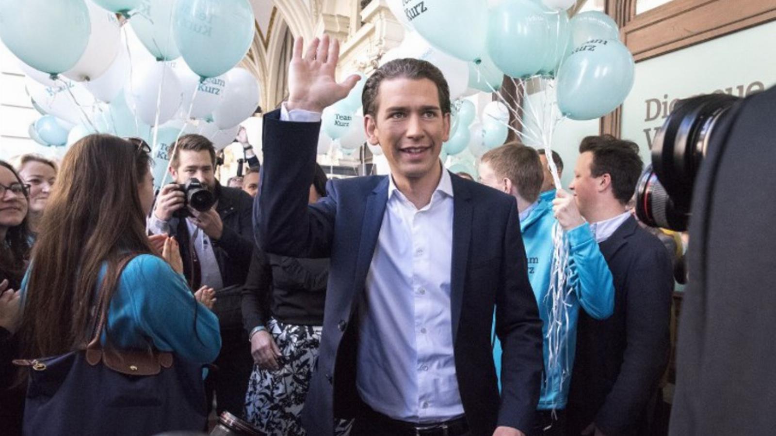 Az esélyes Sebastian Kurz. FOTÓ: JOE KLAMAR / AFP