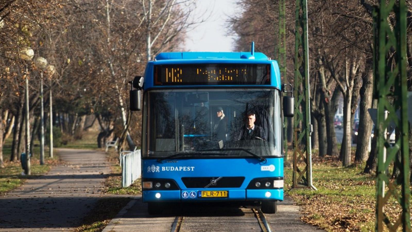 Metróoótló busz - Népszava fotó