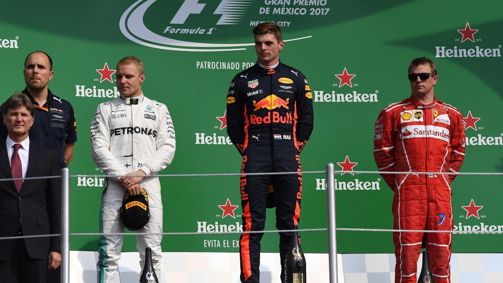 Mercedes finn pilóta Valtteri Bottas (L), a Red Bull holland vezető Max Verstappen (C) és a Ferrari finn pilótája, Kimi Raikkone