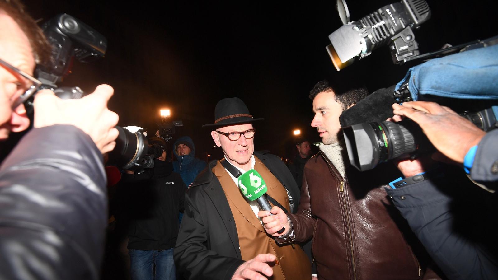 Paul Bekaert ügyvéd távozik az ügyészségről Brüsszelben. FOTÓ: EMMANUEL DUNAND / AFP