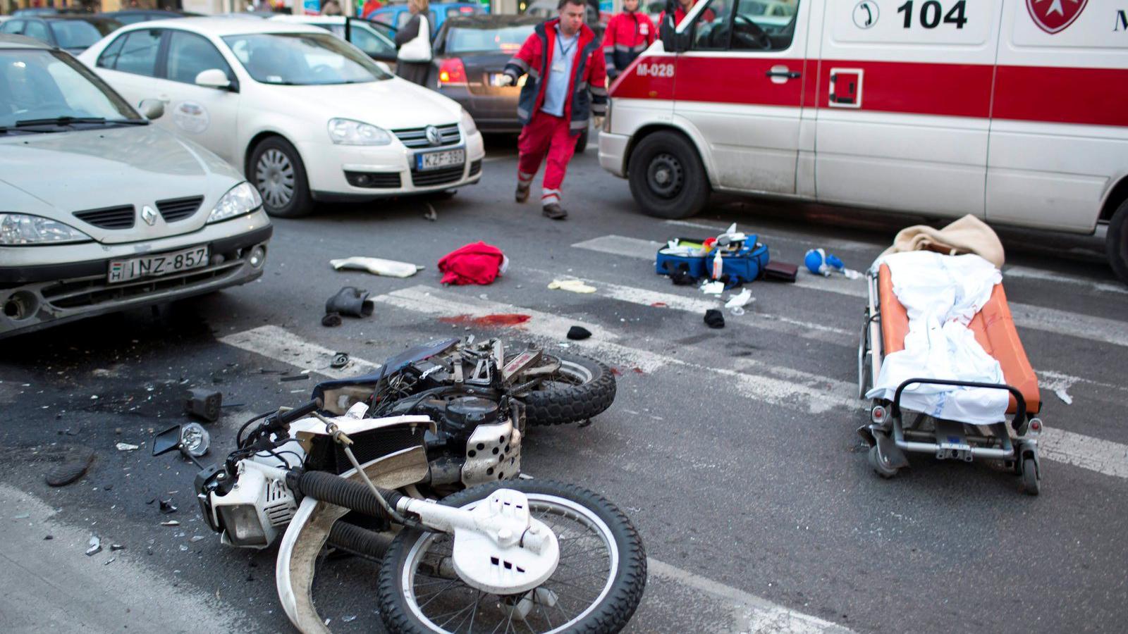 A sértett üldözőbe vette a tolvajokat, a Kolosy térnél utolérte és
elsodorta a motorosokat. Egyikőjük a helyszínen életét veszt