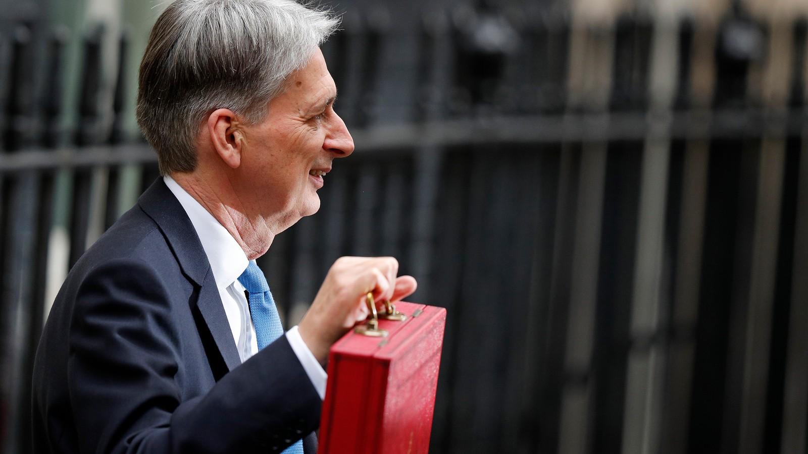 Philip Hammond a költségvetéssel. FOTÓ: ADRIAN DENNIS / AFP