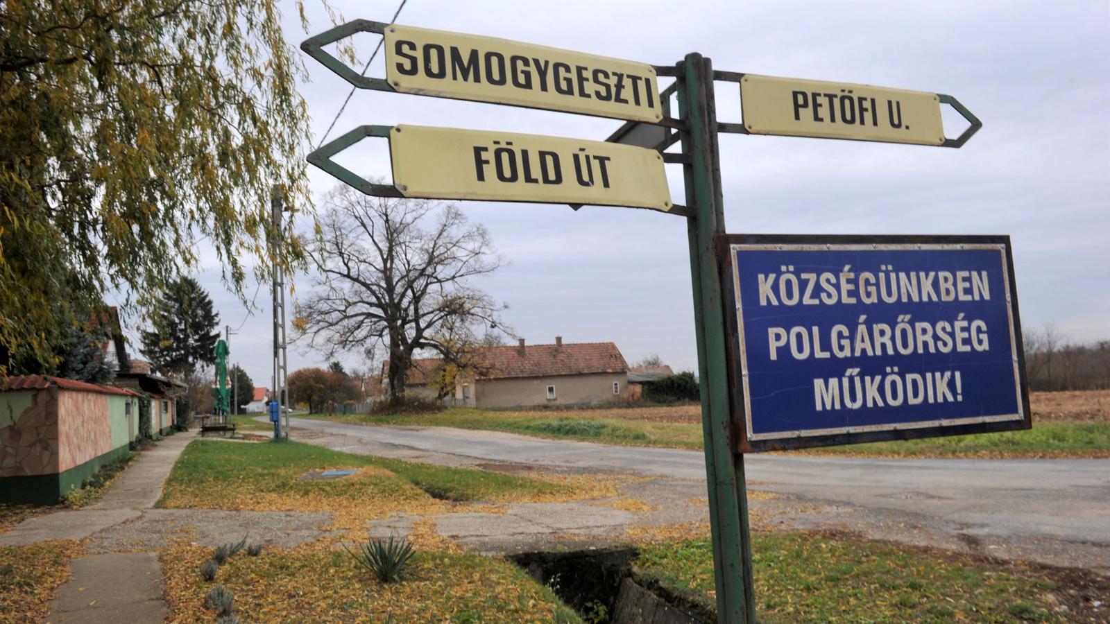 Alsóbogát zsákfalu, a táblán is szereplő Somogygeszti ugyan nincs 3 kilométerre, aszfaltozott úton mégis 36- ot kell megtenni. F