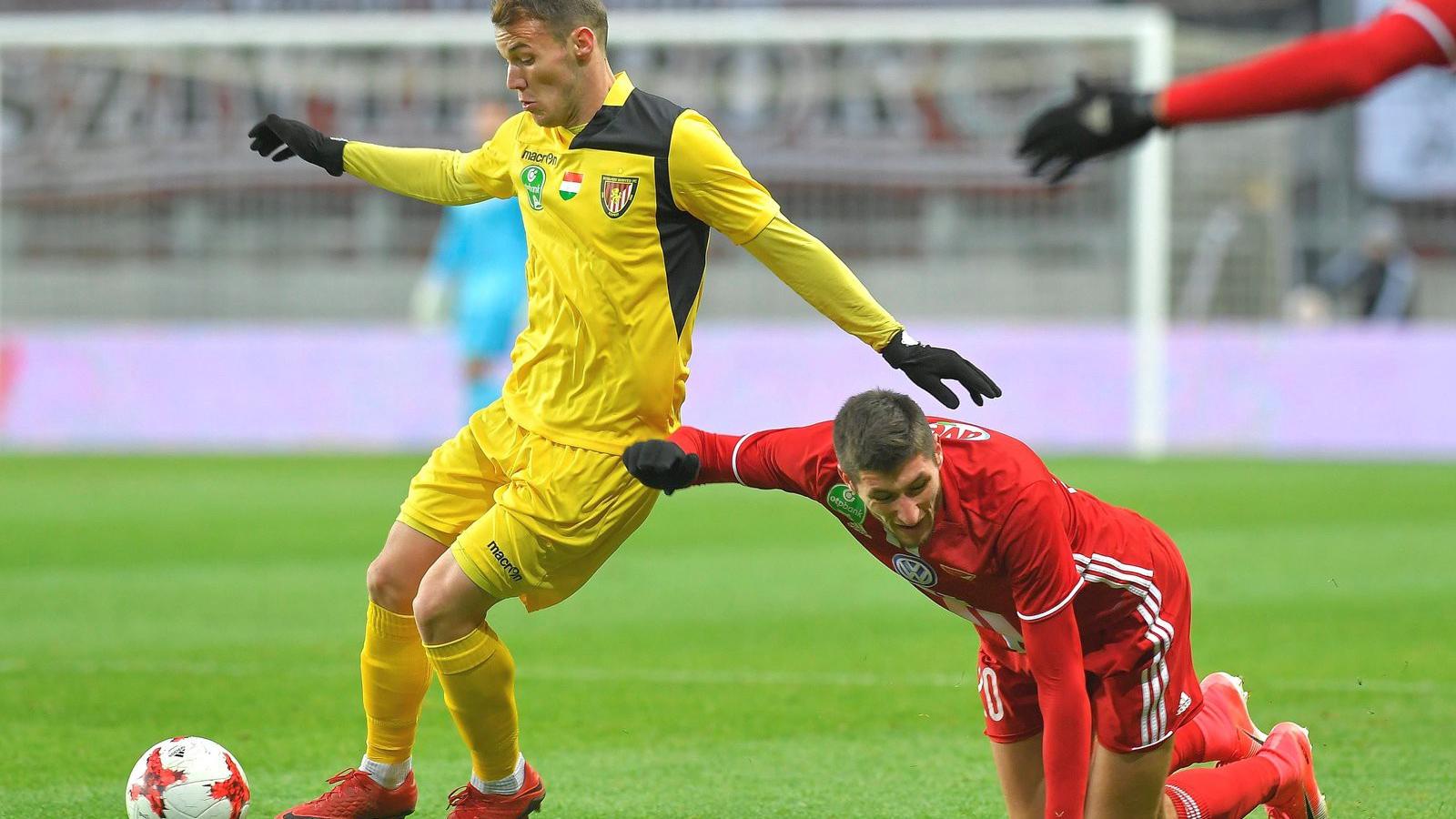 A kispesti Gazdag Dániel (b) és a debreceni Takács Tamás a Debrecen VSC - Budapest Honvéd mérkőzésen. MTI Fotó: Czeglédi Zsolt