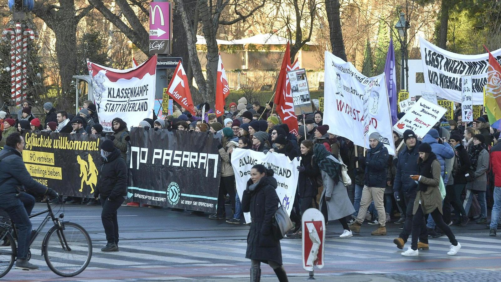 Tüntetés az új osztrák kormány ellen, 2017. december 18-án Bécsben - AFP fotó