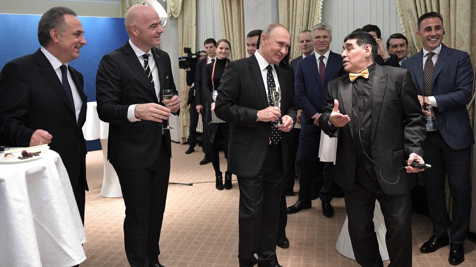 Mutko, Infantino, Vlagyimir Putyin orosz elnök és Diego Maradona
argentin futball-legenda a vb-csoportok sorsolása előtt Fotó: A