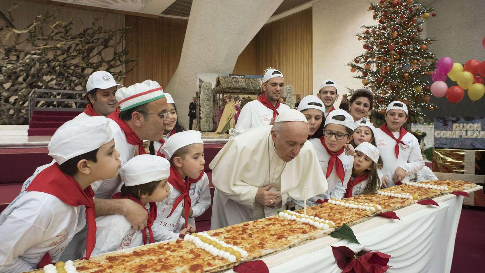 Ferenc pápa születésnapján fiatalok társaságában, 2017. december 17-én Fotó: AFP