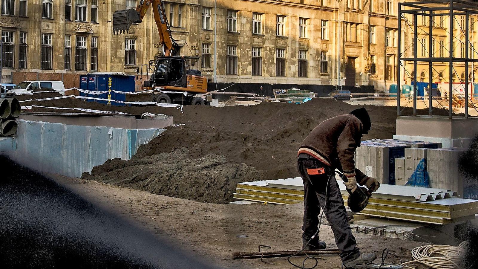 ÁTÉPÍTIK A TÁRCA ÉPÜLETE ELŐTTI TERET - Most épp a belső fogyasztás élénkítésével próbálkozik a kormány FOTÓ: VAJDA JÓZSEF