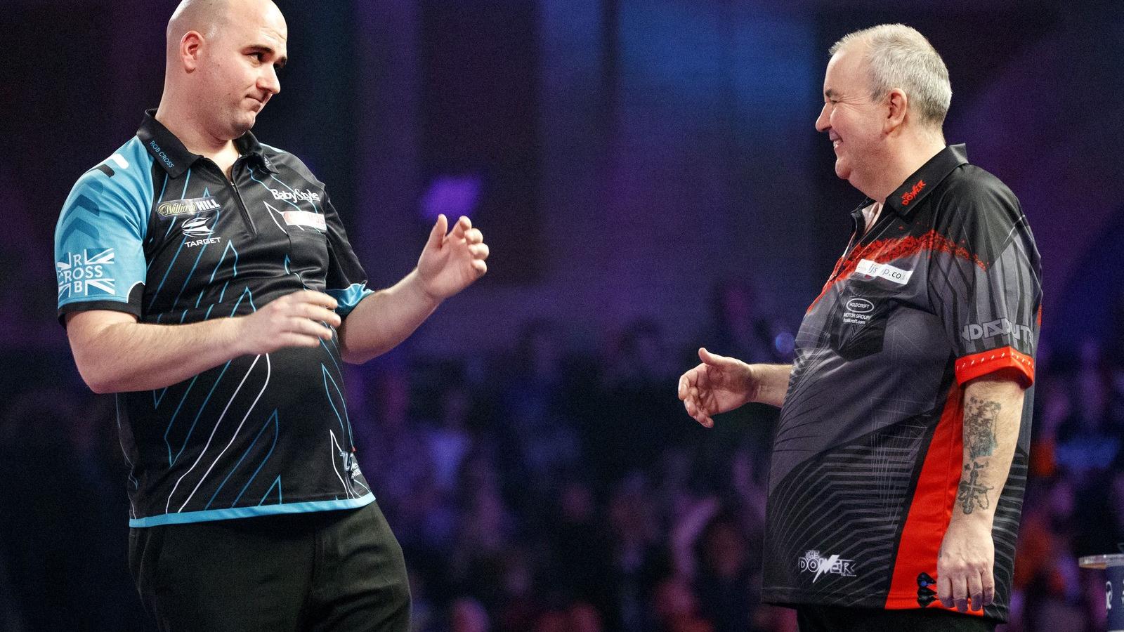 Rob Cross és Phil Taylor - Fotó AFP/Tolga Akmen