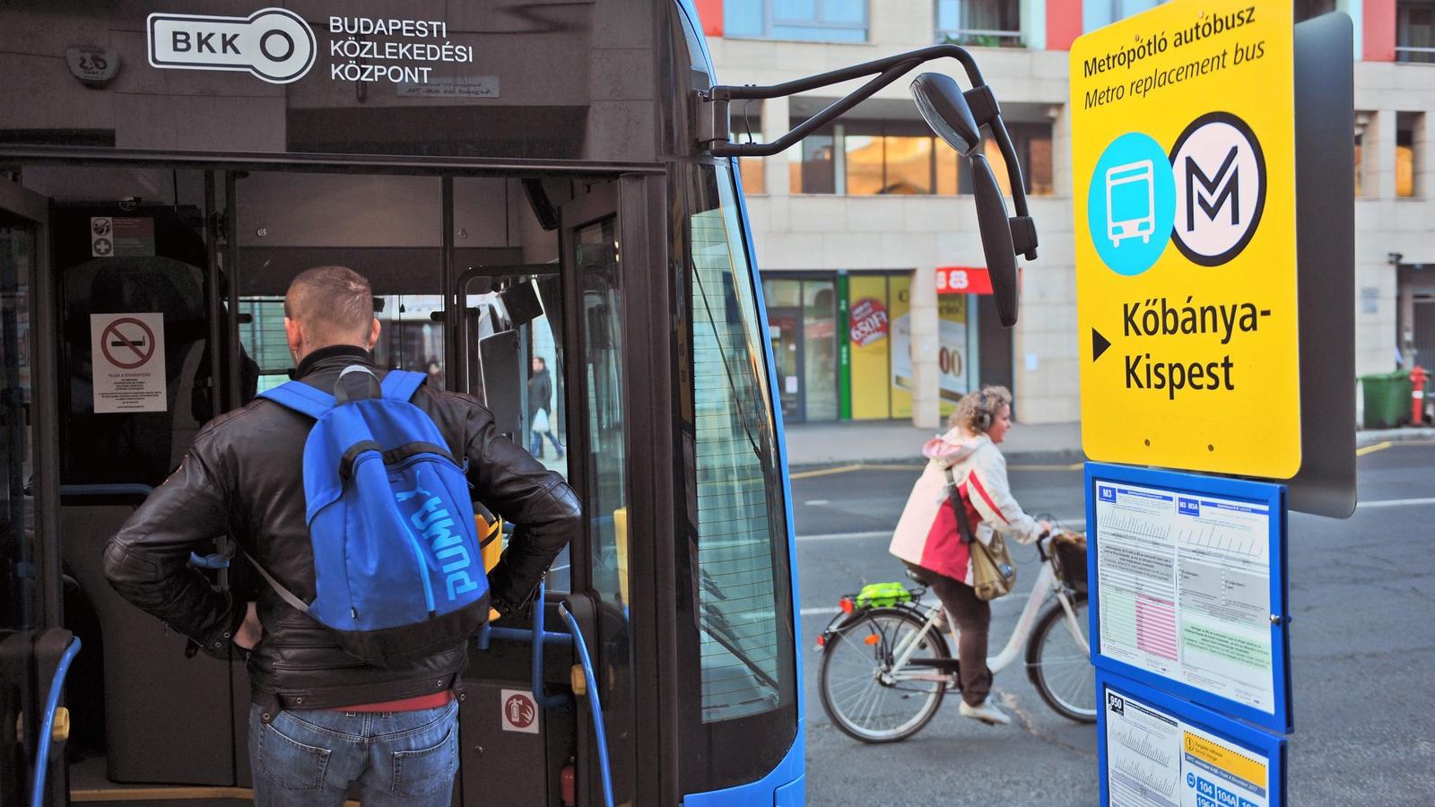 Metrópótló busz. FOTÓ: VAJDA JÓZSEF