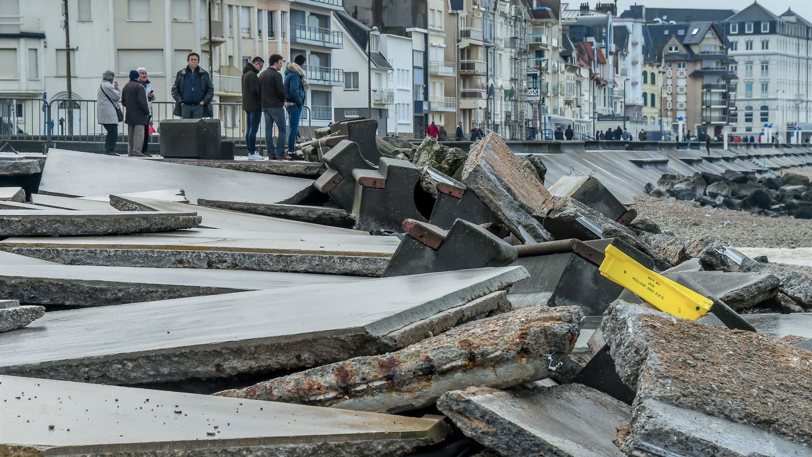 Vihar Európában - Az észak-franciaországi Wimereux-ban a tomboló Eleanor 
romba döntötte a partfalat Fotó: AFP/Philippe Huguen