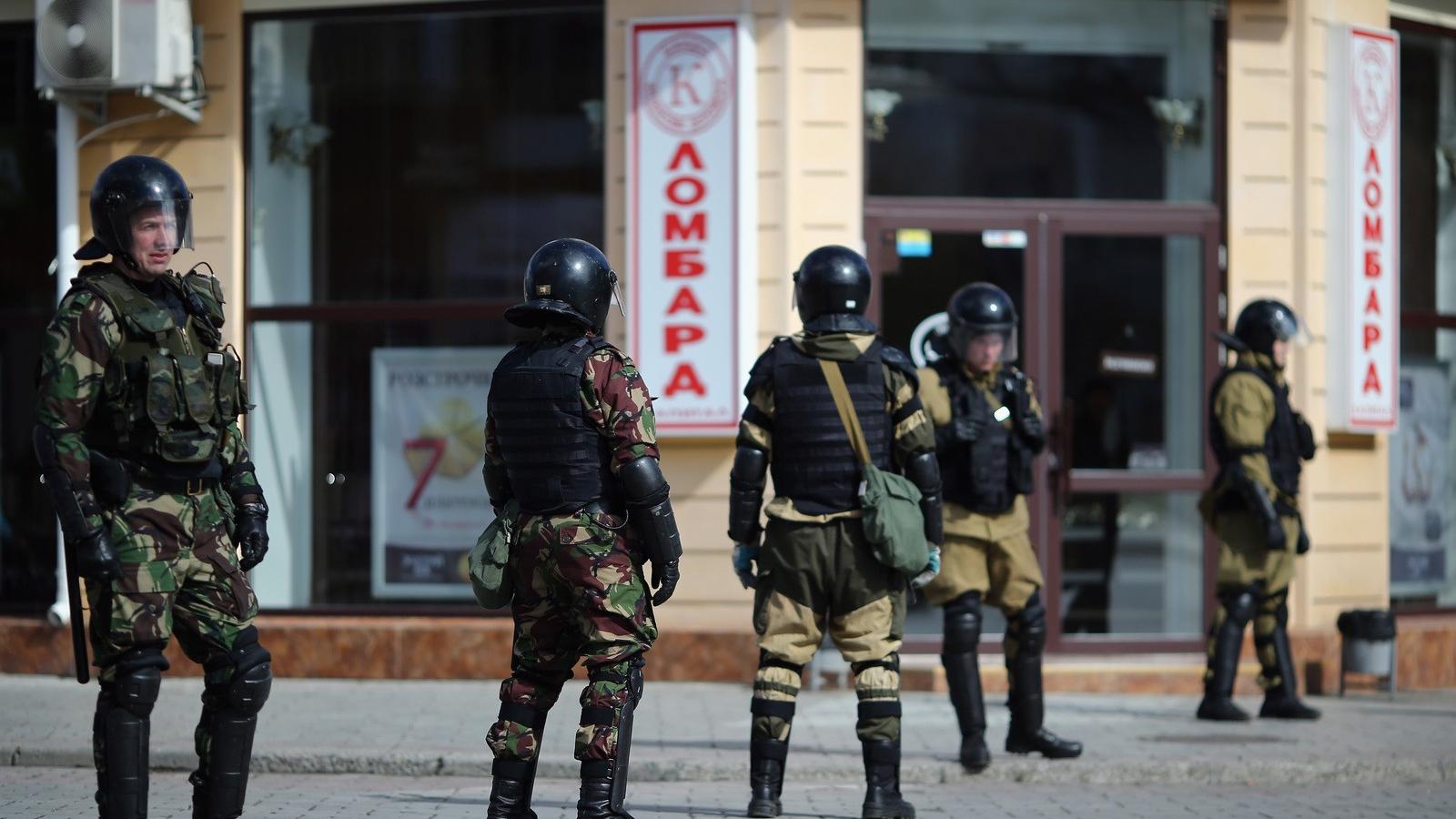 Úgynevezett „önvédelmi erők” ügyelnek a rendre a Krím székhelyén, Szimferopolban FOTÓ: EUROPRESS/GETTY IMAGES/DAN KITWOOD