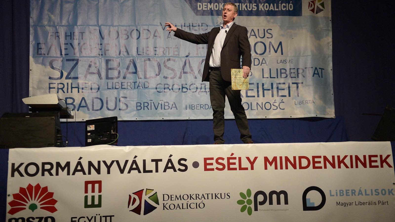 Gyurcsány Ferenc, a Demokratikus Koalíció (DK) elnöke beszél pártja kampányrendezvényén a budapesti Syma rendezvénycsarnokban 20