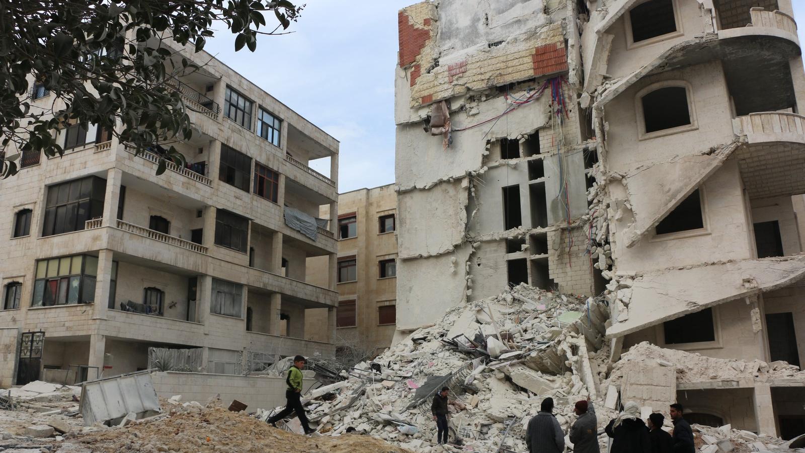 Idlib, civilek túlélők után kutatnak egy légitámadás helyszínén, 2018. február 5. Fotó: Ahmet Rahhal / AFP