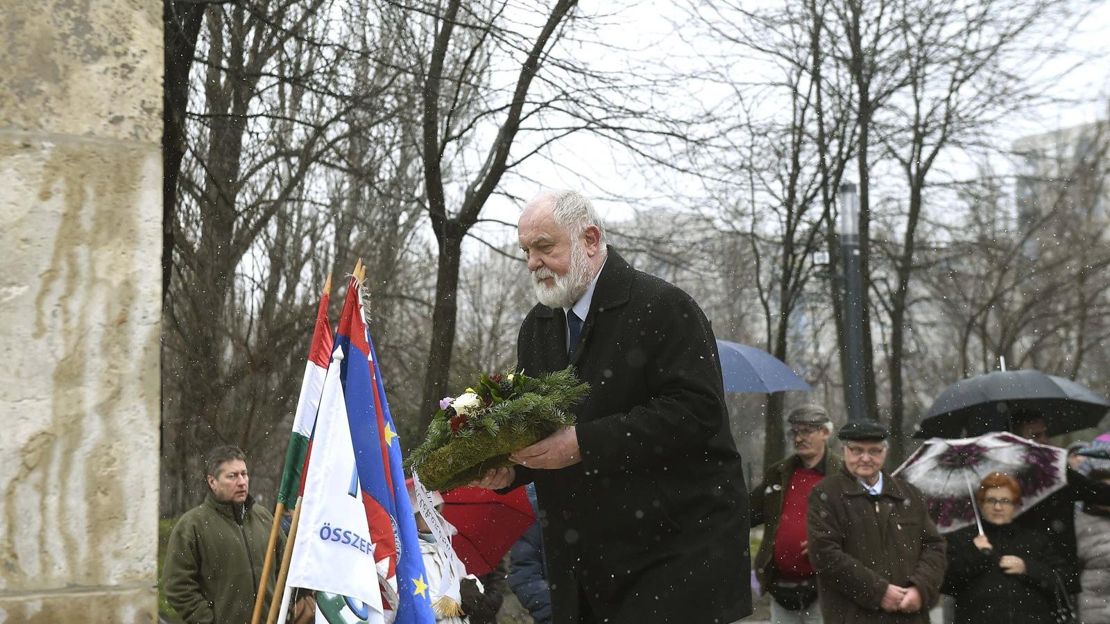  Hanti Vilmos, a MEASZ elnöke koszorúz a II. világháború fővárosi befejezésének 73. évfordulója alkalmából tartott megemlékezése