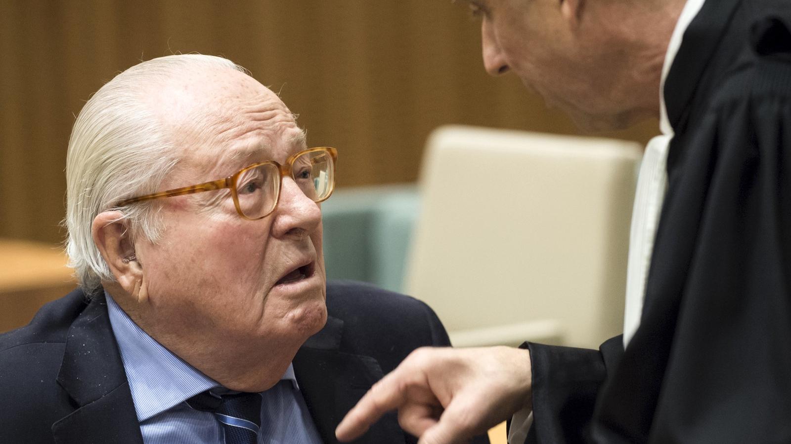 Jean-Marie Le Pen ügyvédjével beszélget. Fotó: JOHN THYS / AFP