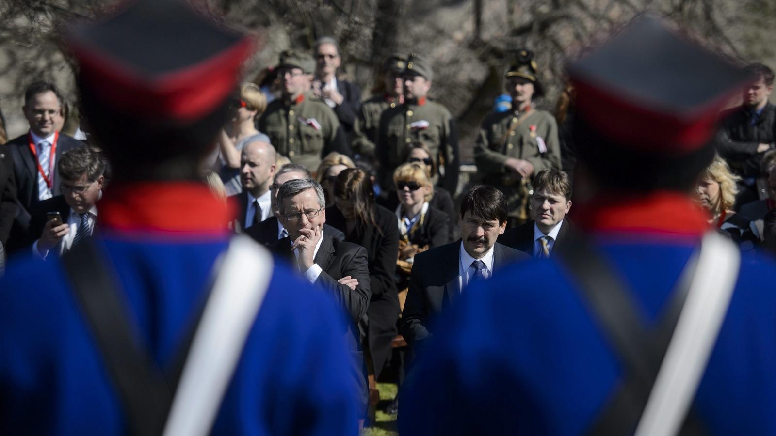 Áder János köztársasági elnök (j) és Bronislaw Komorowski lengyel államfő (b) hagyományőrzők bemutatóját nézik az Egri Vár falán