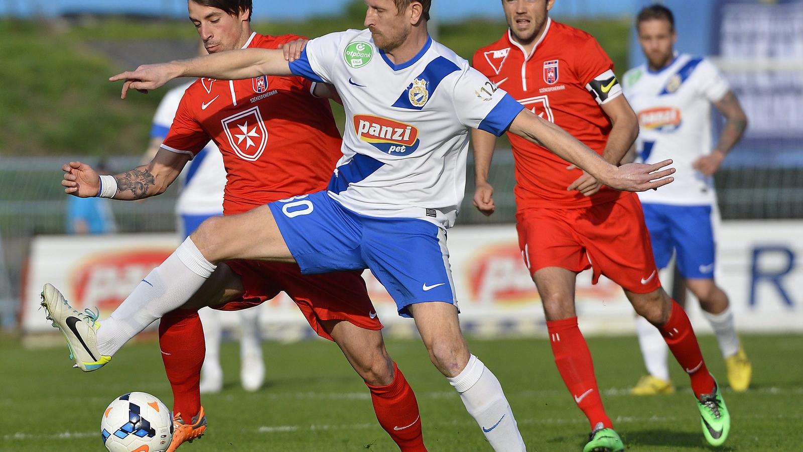 Torghelle Sándor, az MTK (k), valamint Vitor Hugo Gomes Da Silva (b) és Sándor György (j), a Videoton játékosa az OTP Bank Liga 