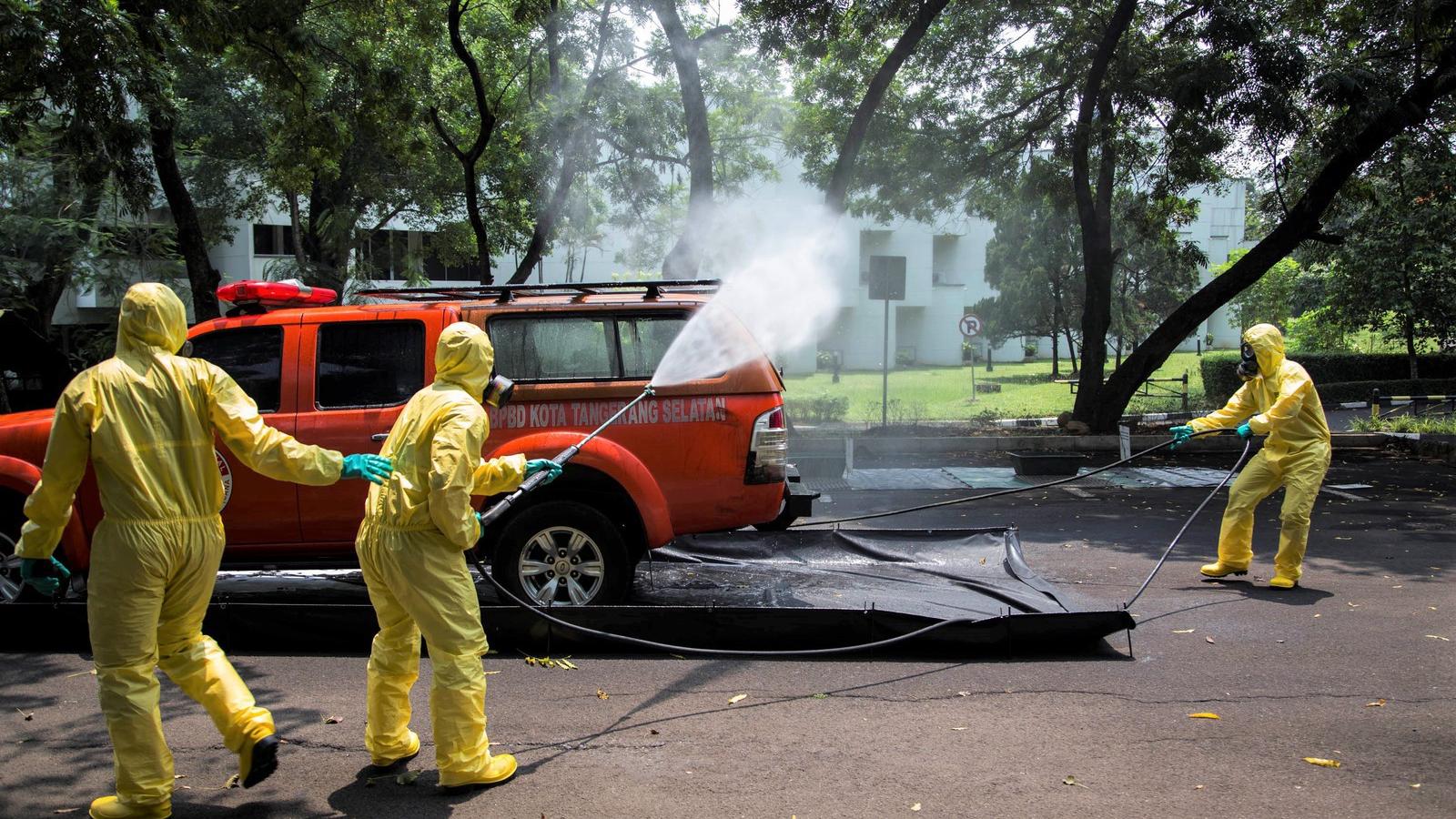 Szimuláció - A sterilizálást, az áldozatgondozást, a karantént modellezi Fotó: AFP/Donal Husni