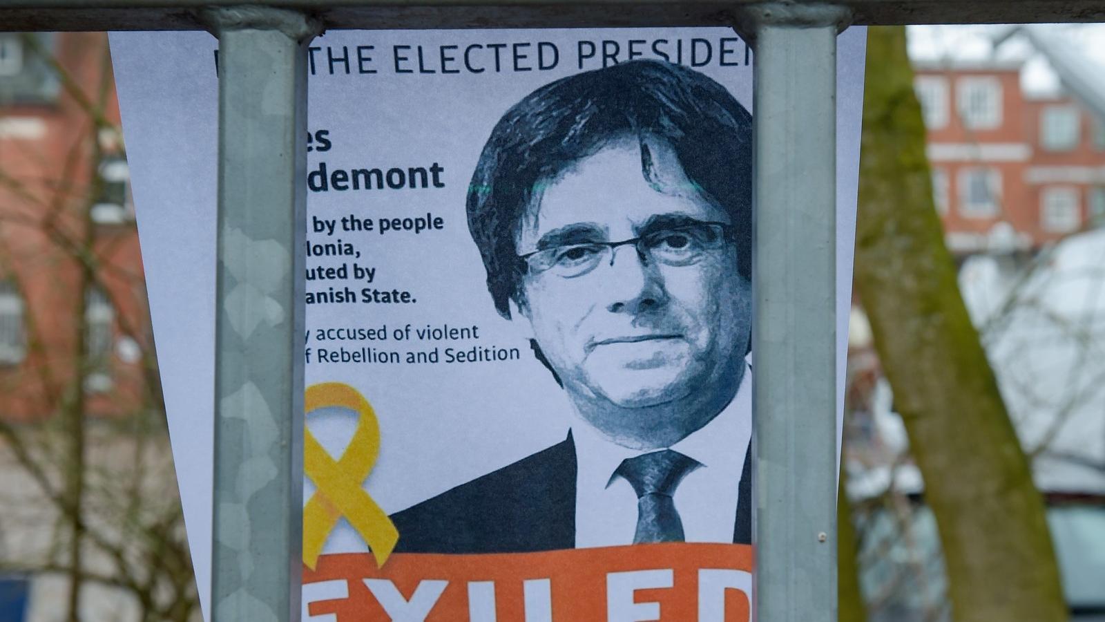 Carles Puigdemont képe annak a neumuensteri börtönnek a kerítésén, ahol a katalán politikust fogva tartják. Fotó: Axel Heimken /