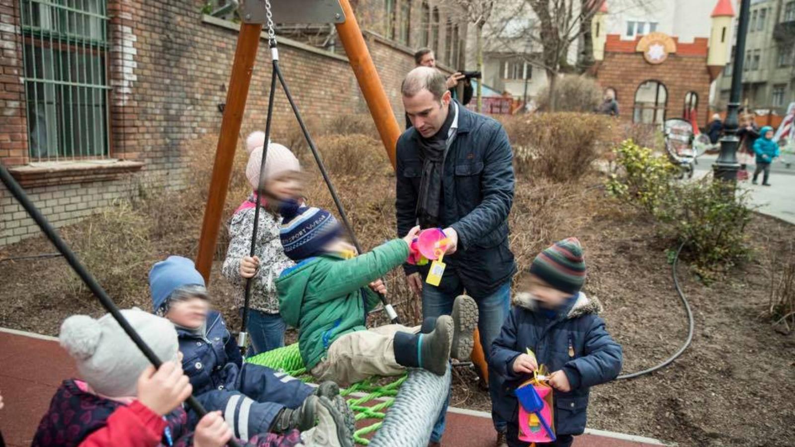  CSÚCSRA JÁRÓ AVATÓK -  A kormánypárti Hollik István előbb egy hinta majd egy padátadásával igyekezett reflektorfénybe kerülni -