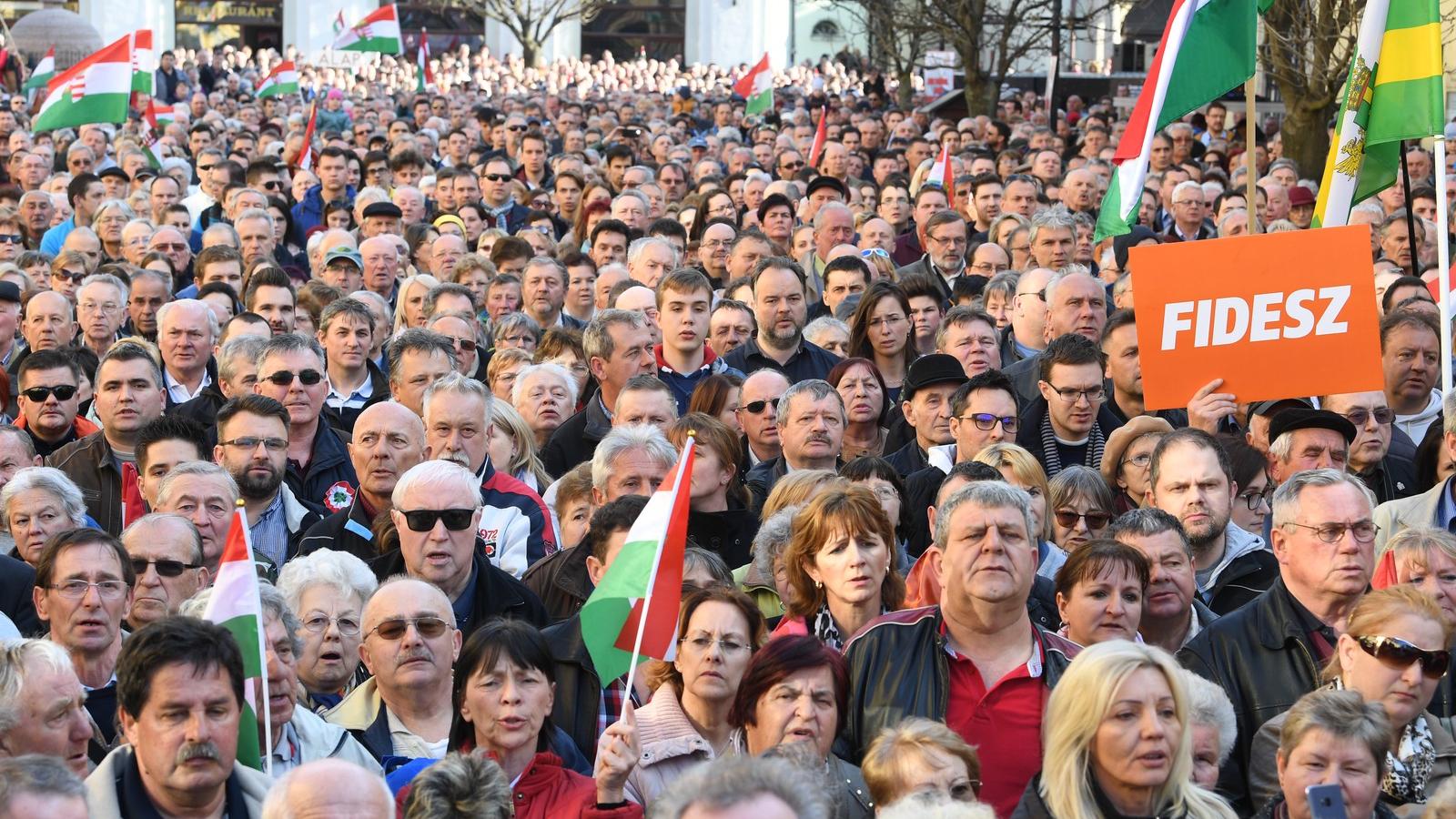 Orbán Viktor támogatói a Fidesz kampányzáró rendezvényén. Fotó: Népszava.