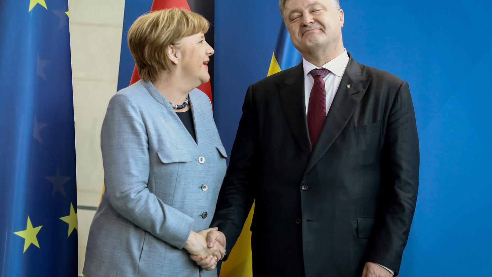 Porosenko elnök elégedettnek látszott Merkel közlései után Fotó: AFP/Kay Nietfeld/DPA