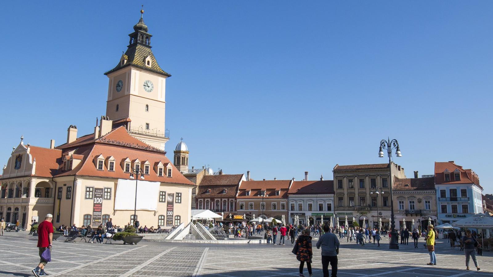 Brassó főtere, ahol az új láncolvasási világrekordot felállították. Fotó: Rodion Proca / Sputnik