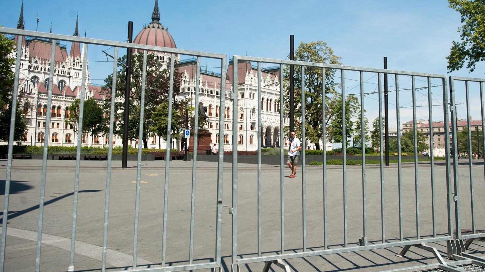 Nem lehet teljesen elkordonozni a Kossuth teret. FOTÓ: Tóth Gergő