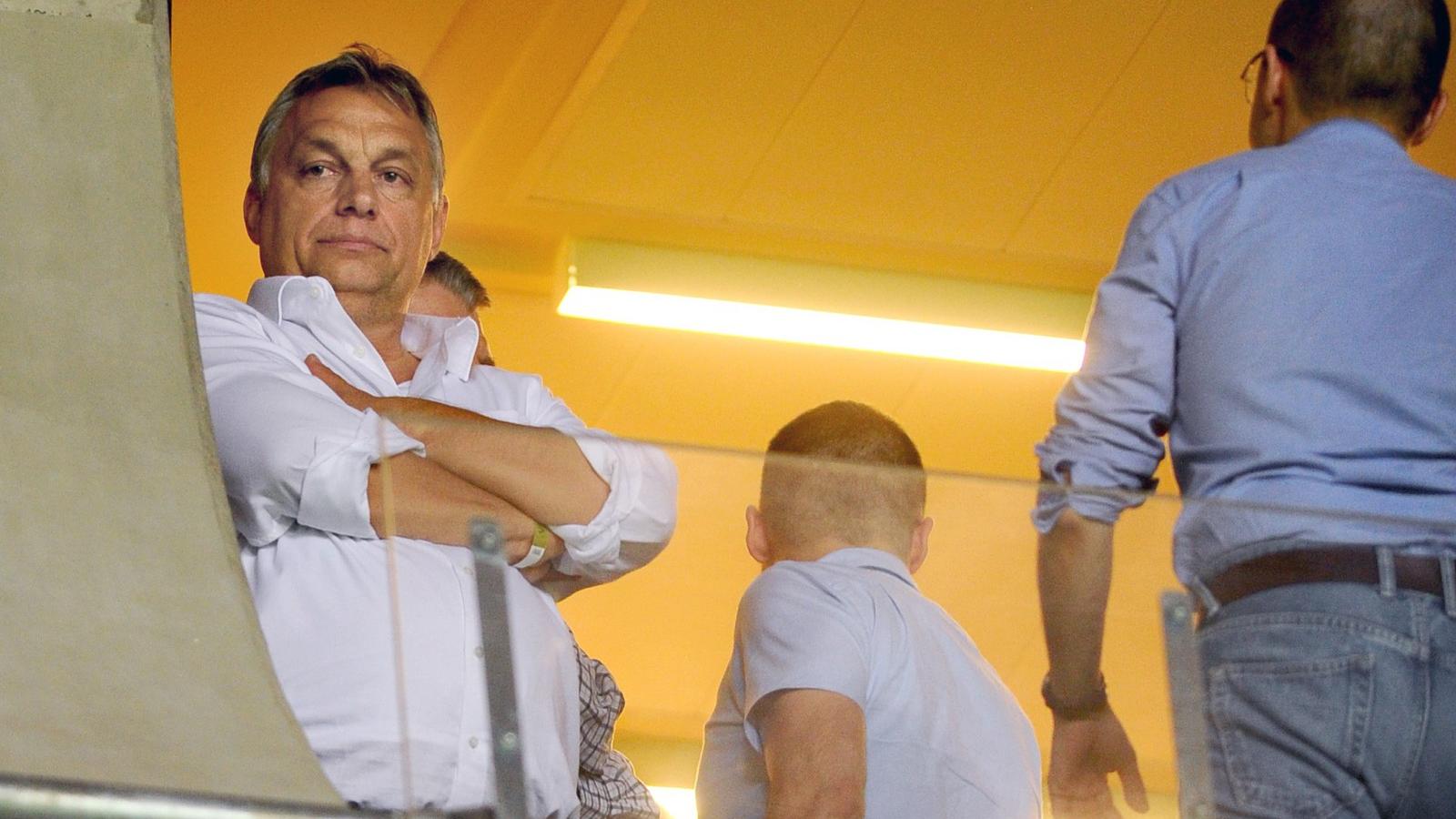 Orbán a felcsúti stadionban meccset néz Fotó: Népszava