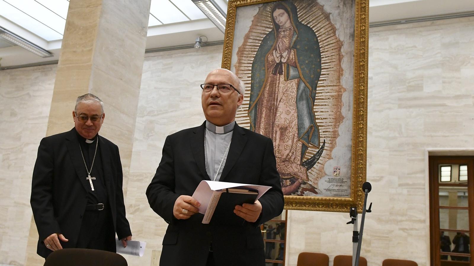 A chilei püspöki konferencia tagjai, Luis Fernando Ramos Perez és Juan Ignacio Gonzal sajtótájékoztatót tartanak május 18-án, a 