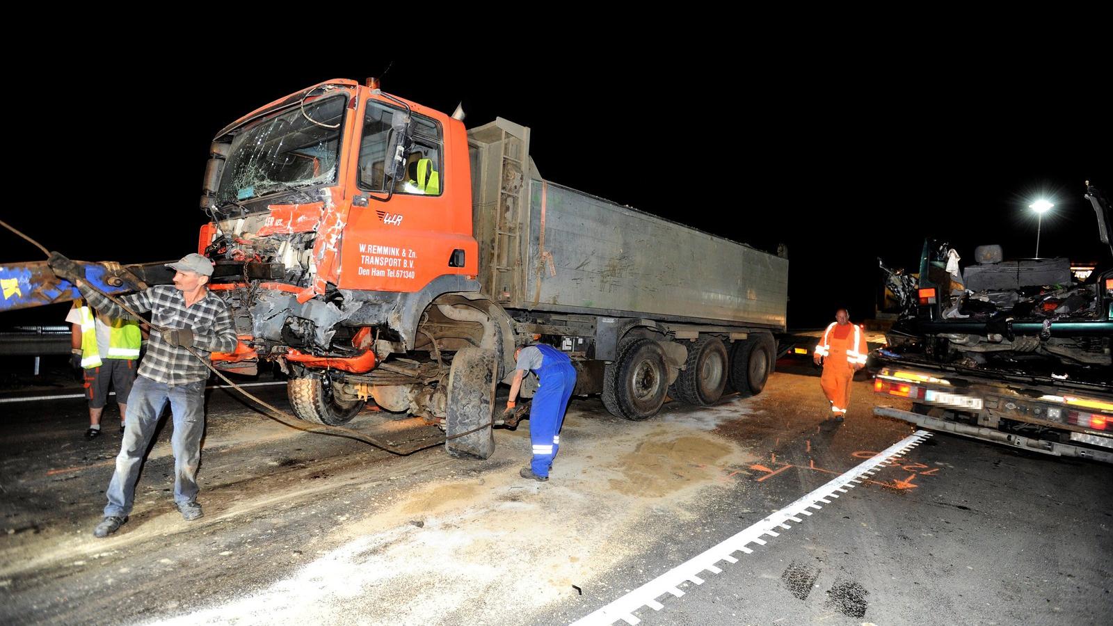 Munkások szállítják el a ceglédberceli balesetben összetört kisbuszt és teherautót 