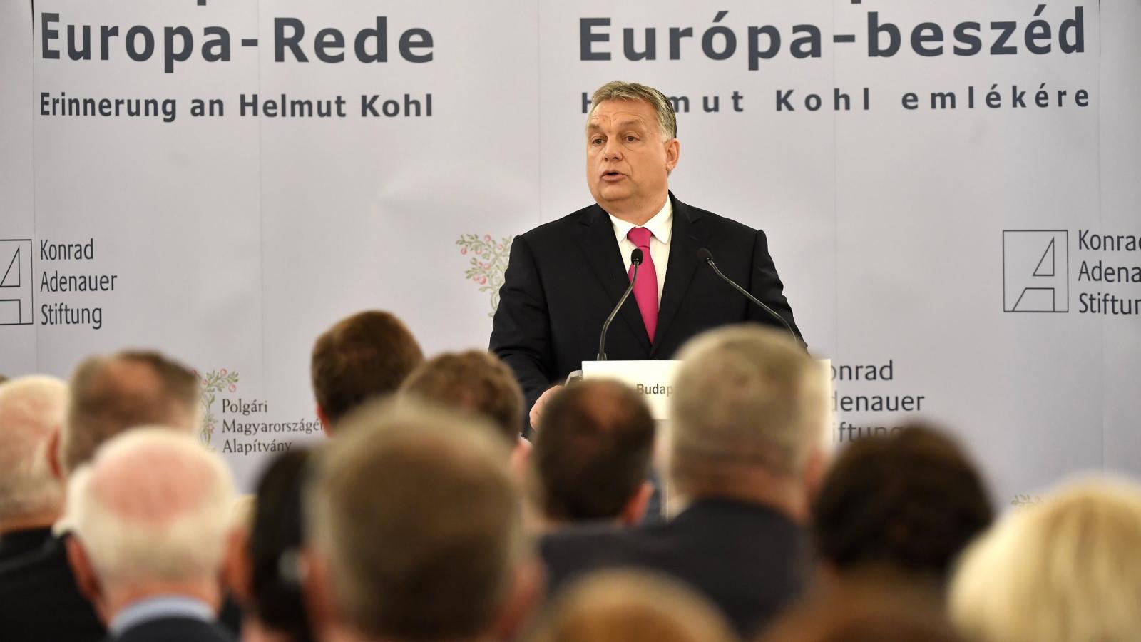 Orbán Viktor beszédet mond a Helmut Kohl halálának első évfordulóján tartott Budapesti Európa-beszéd című konferencián. MTI Fotó