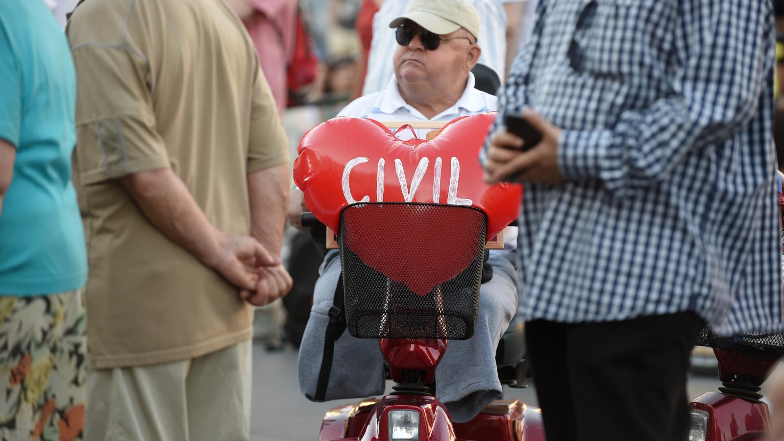 A tavalyi civil-demonstráció a Kossuth téren - FOTÓ: MOLNÁR ÁDÁM