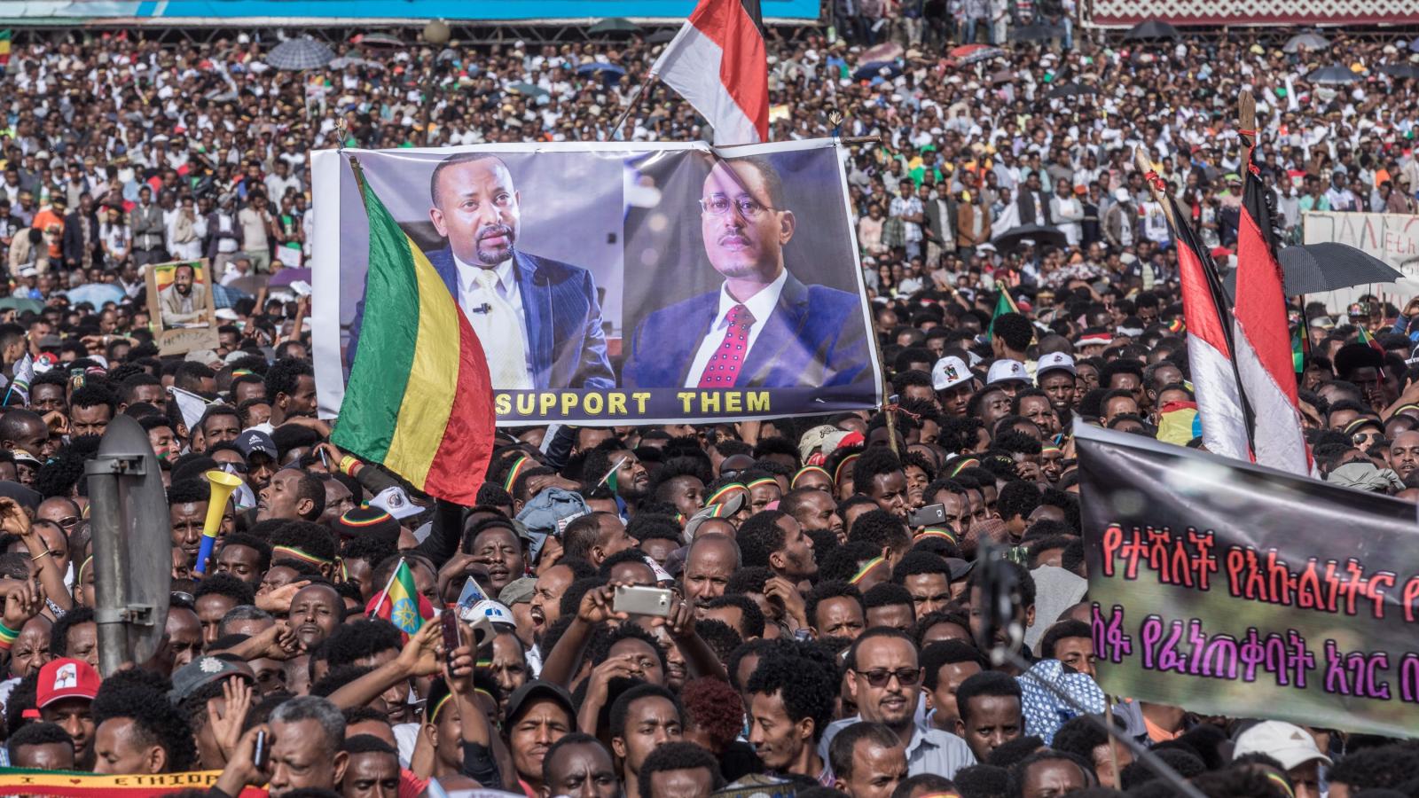 Abiy támogatói, transzparensükön a miniszterelnök képével. Fotó: YONAS TADESE / AFP