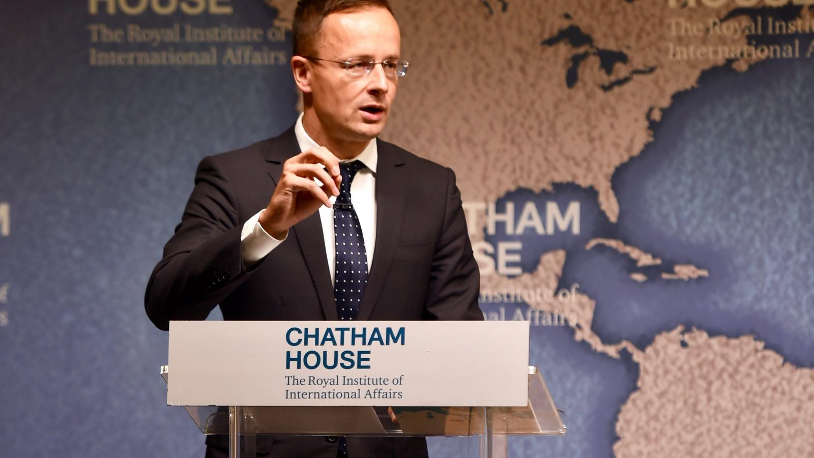 A Külgazdasági és Külügyminisztérium (KKM) által kiadott képen Szijjártó Péter előadást tart a londoni Chatham House-ban, 2018. 