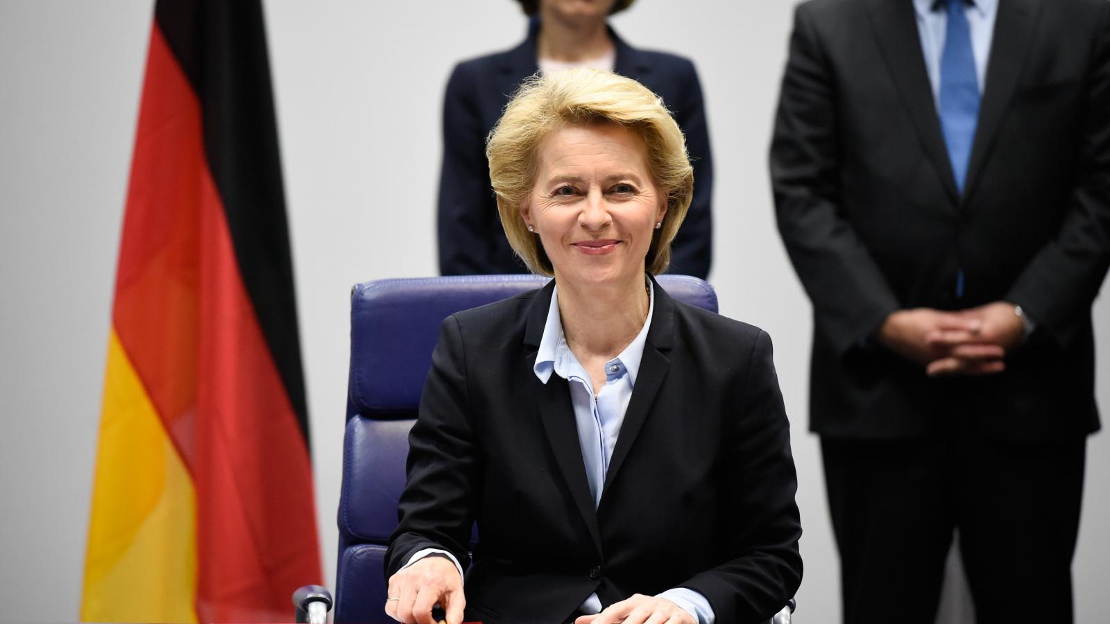 Védelmi miniszterek Luxemburgban az európai hadsereg szándéknyilatkozatának aláírásakor - a képen Ursula von der Leyen. Fotó: JO