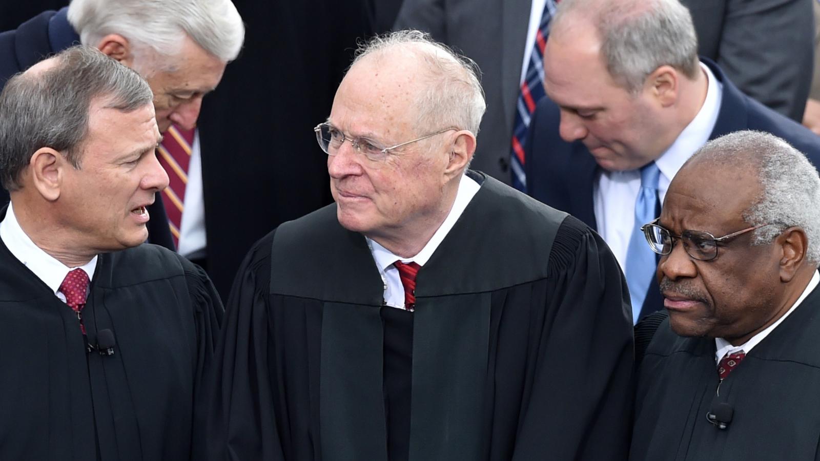  Anthony Kennedy középen - FOTÓ: PAUL J. RICHARDS / AFP