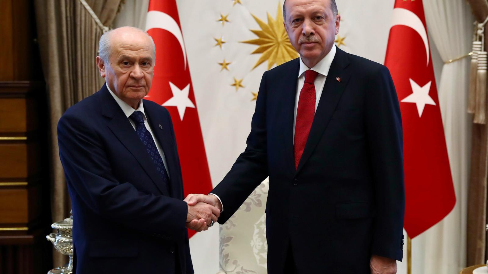 Erdogan az ultranacionalista Nemzeti Mozgalom Pártja (MHP) elnökével, Devlet Bahcellel - FOTÓ: KAYHAN OZER /AFP