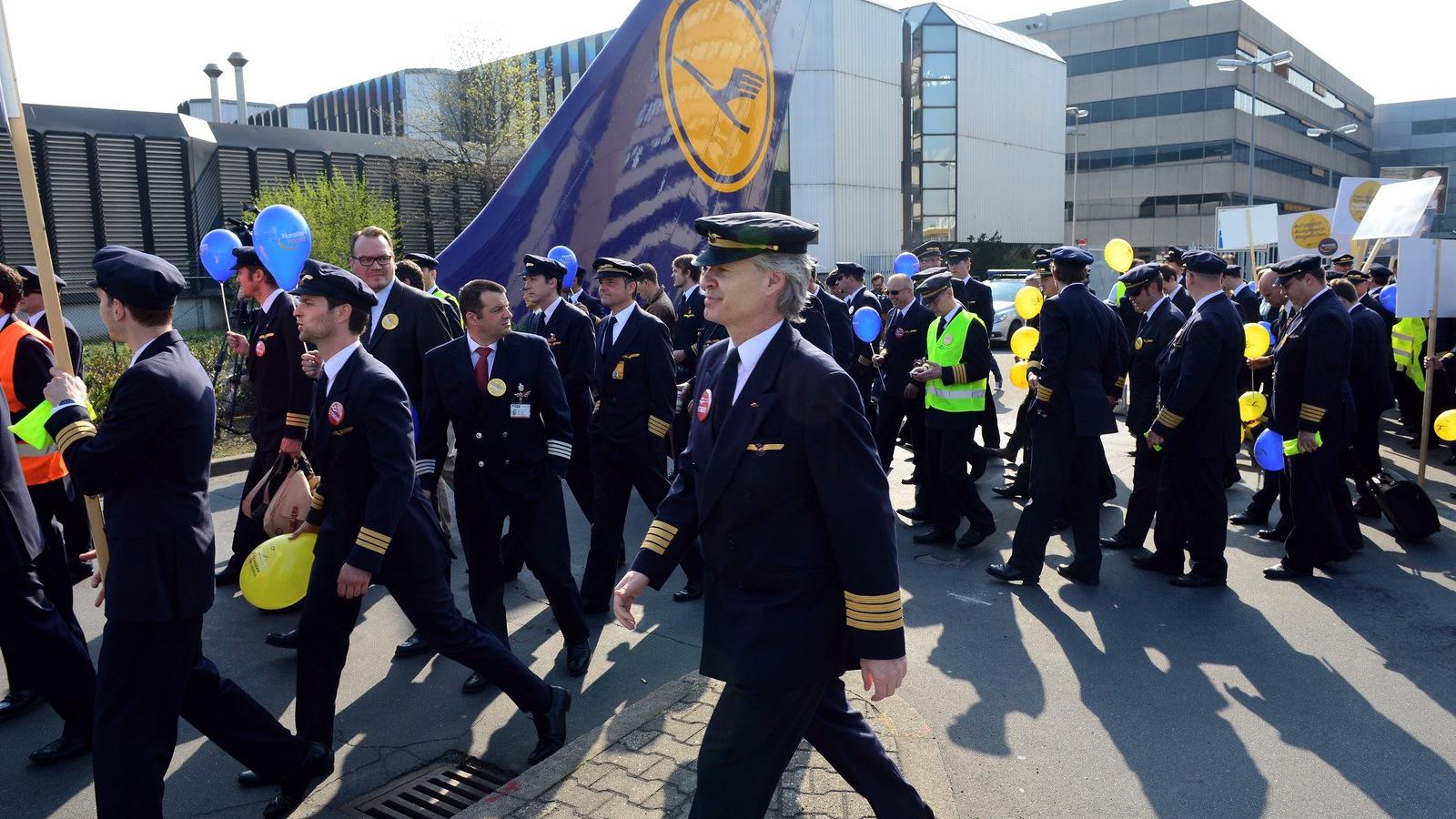 A sztrájkoló Lufthansa-pilóták csütörtökön tüntetést is szerveztek a frankfurti nemzetközi repülőtéren.  Fotó: Thomas Lohnes/Get