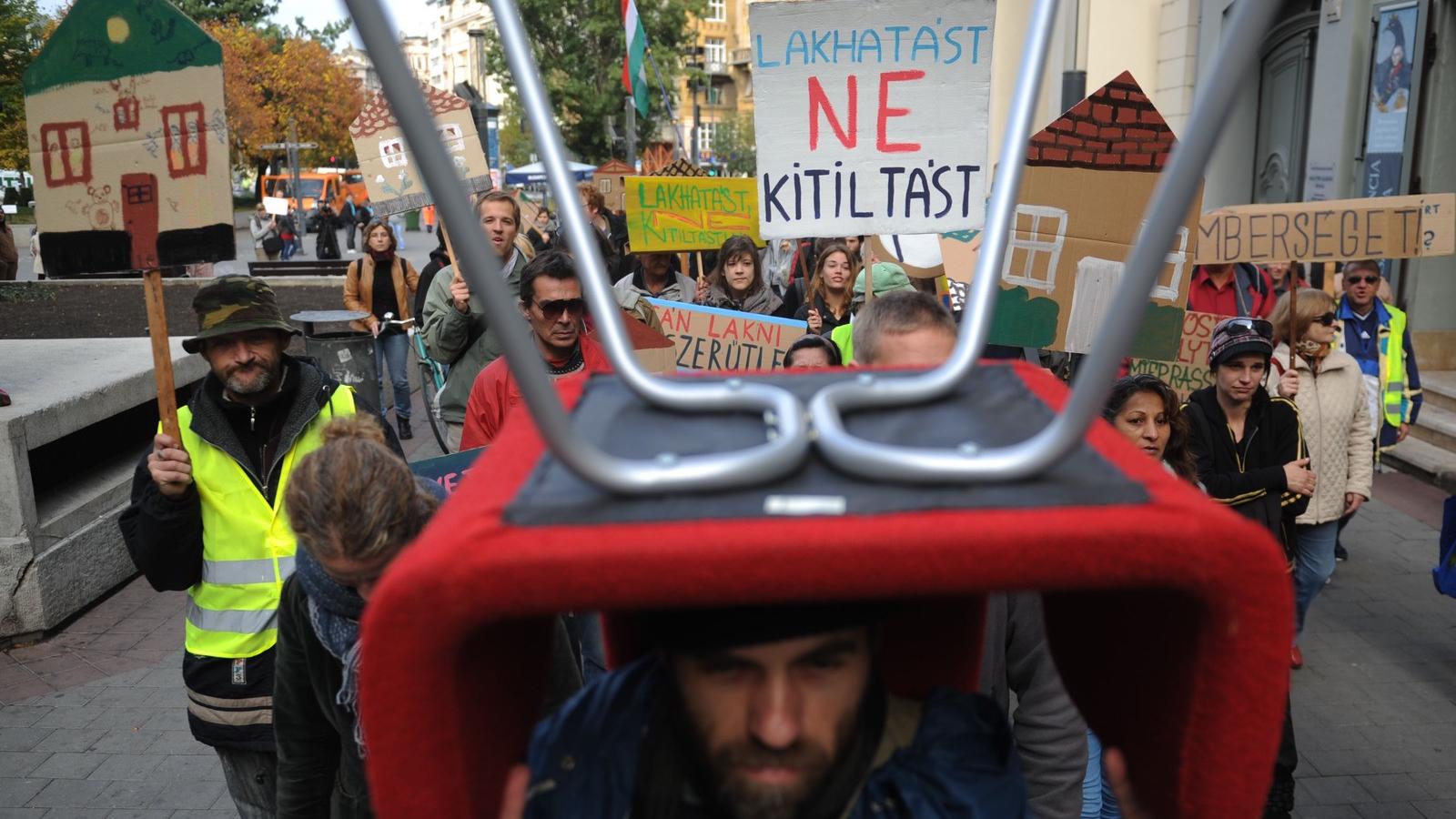 Nagyjából száz hajléktalan demonstrált azért, hogy hasznosítsák az üres lakásokat FOTÓ: BIELIK ISTVÁN