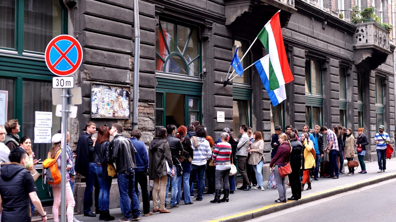 A fővárosban a Kertész és a Wesselényi utca sarkán lévő szavazókörben is nagyon sok átjelentkező állt sorba. Fotó: Tóth Gergő/Né