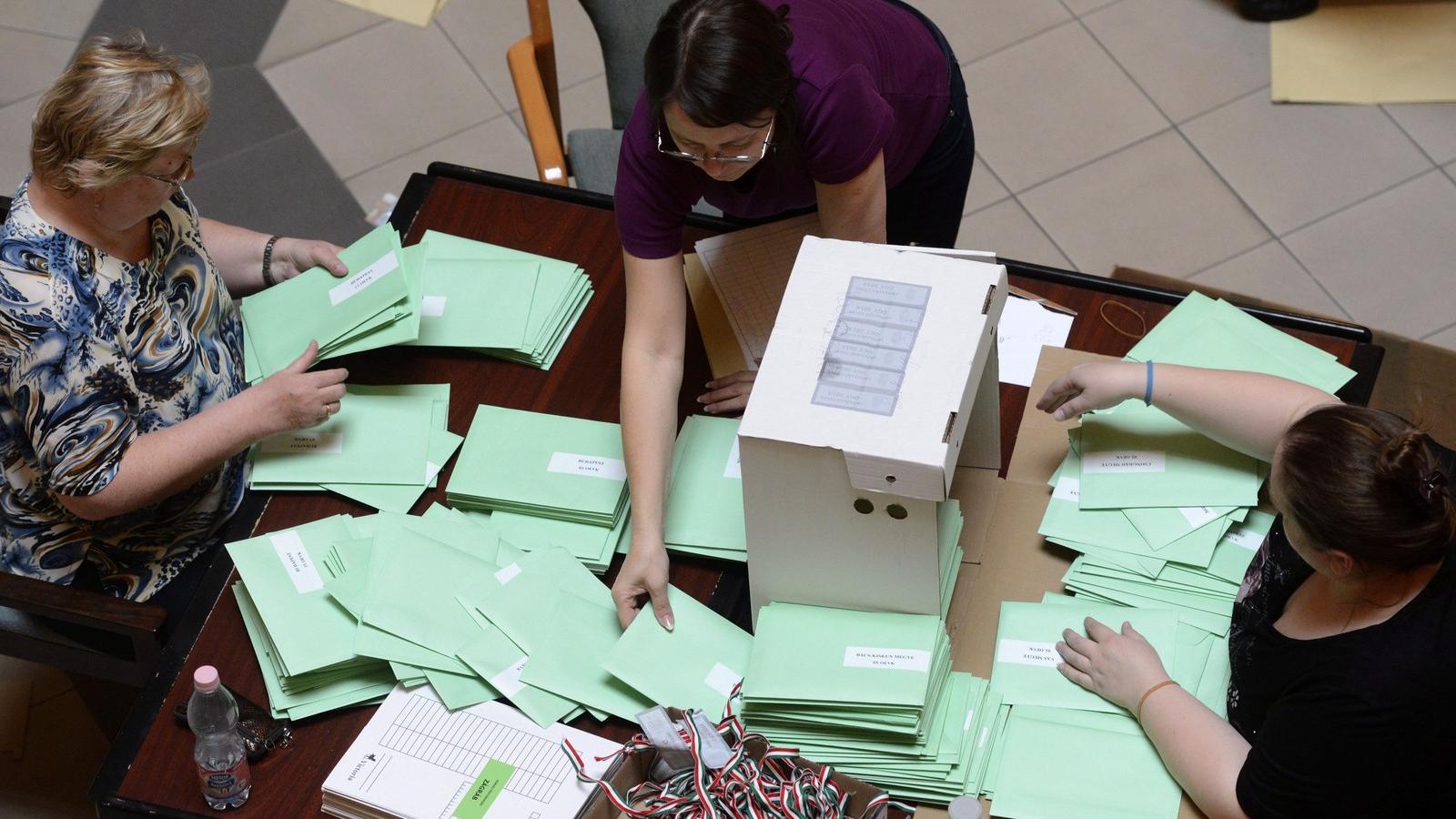 A külképviseleteken leadott szavazatokat válogatják a Nemzeti Választási Központban FOTÓ: MTI/KOVÁCS TAMÁS